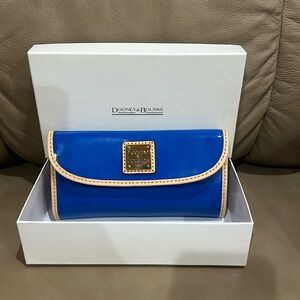 Dooney & Bourke wallet. Color is Ocean(Blue). Patent.